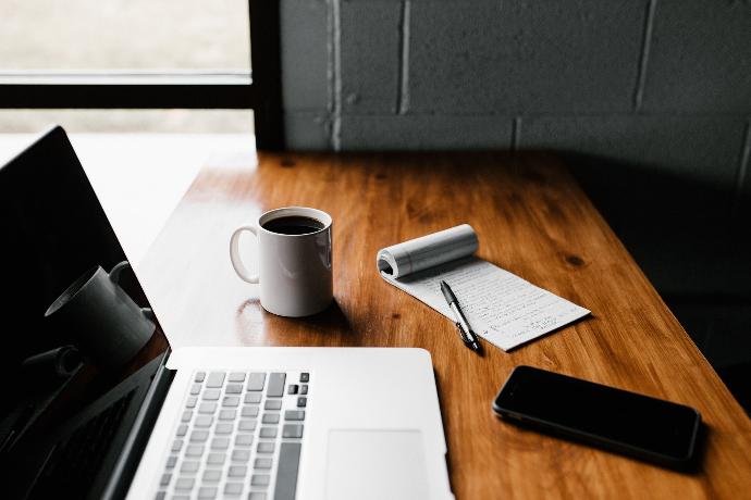 Ontdek Odoo ERP laptop, coffee, notebook, phone